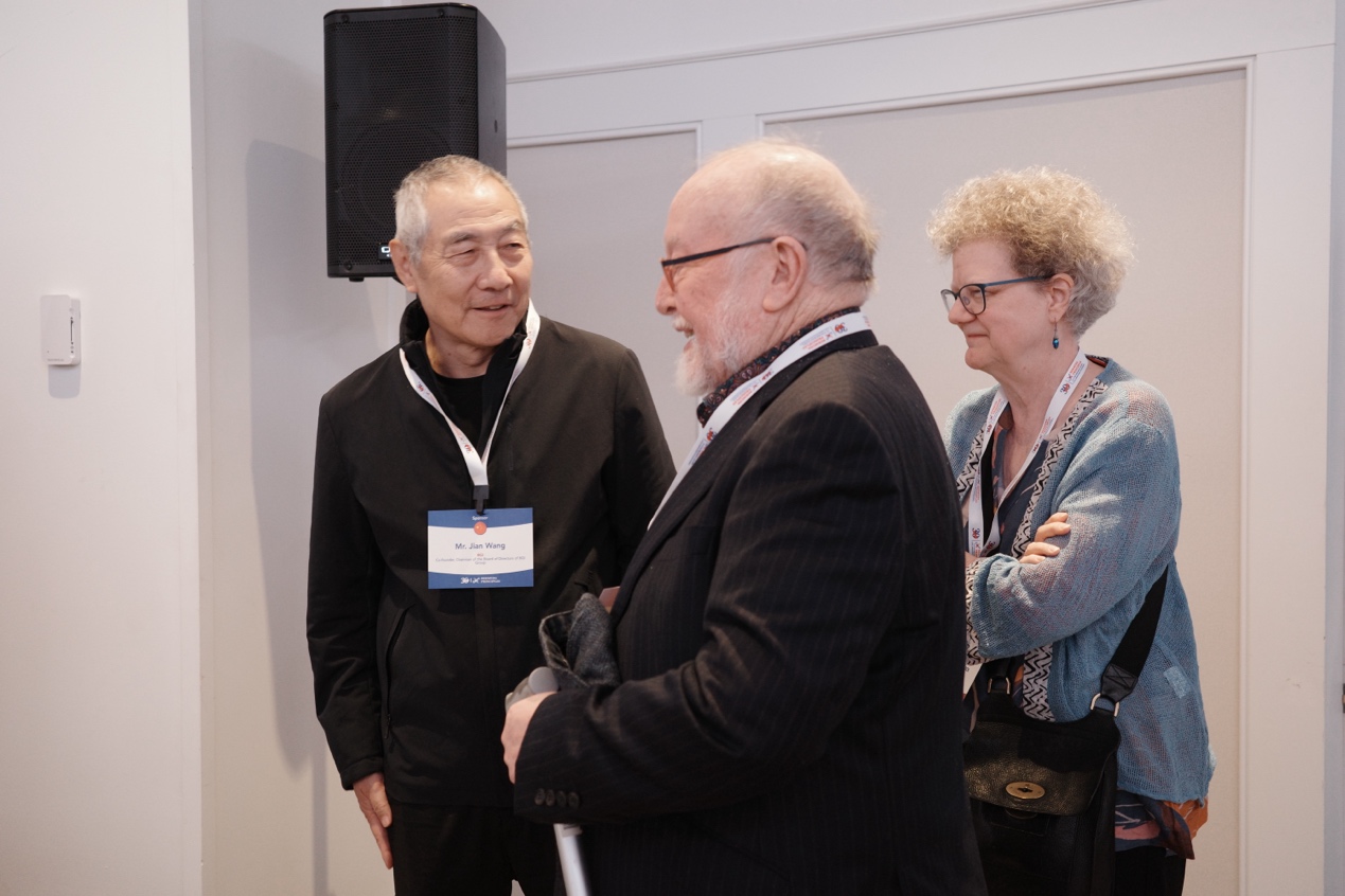 人们站在一起
AI 生成的内容可能不正确。