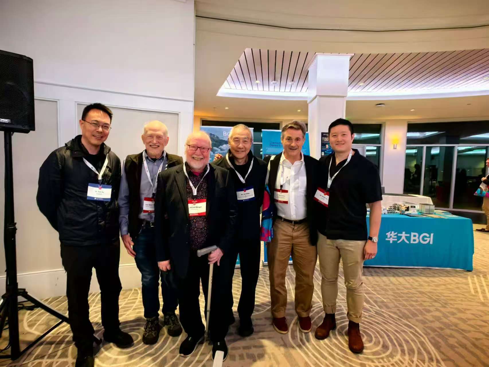 一群人站在一起
AI 生成的内容可能不正确。